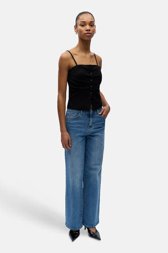 Haut noir à fines bretelles de OBJECT avec détail plissé et boutons, combiné avec un jean bleu.