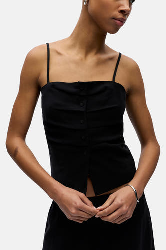 Haut noir à fines bretelles de OBJECT, avec fermeture à boutons, devant plissé et boucles d'oreilles et bracelet argentés.