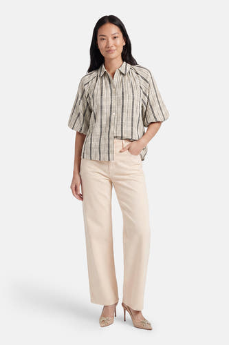 Chemisier multicolore à manches courtes d'OBJECT, à motif à carreaux, avec manches bouffantes et boutons, stylisé avec un pantalon de couleur claire.