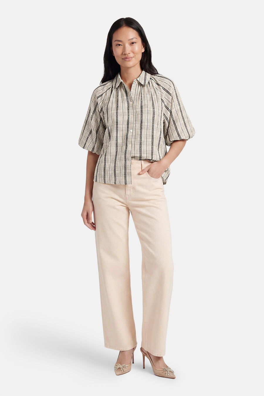 Chemisier multicolore à manches courtes d'OBJECT, à motif à carreaux, avec manches bouffantes et boutons, stylisé avec un pantalon de couleur claire.