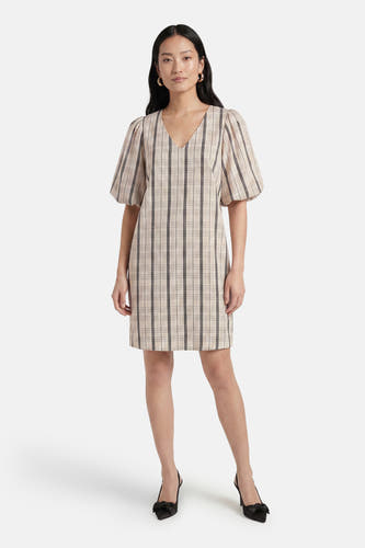 Robe courte à carreaux multicolore à manches courtes de OBJECT, avec col en V et manches bouffantes, stylisée avec des talons noirs.