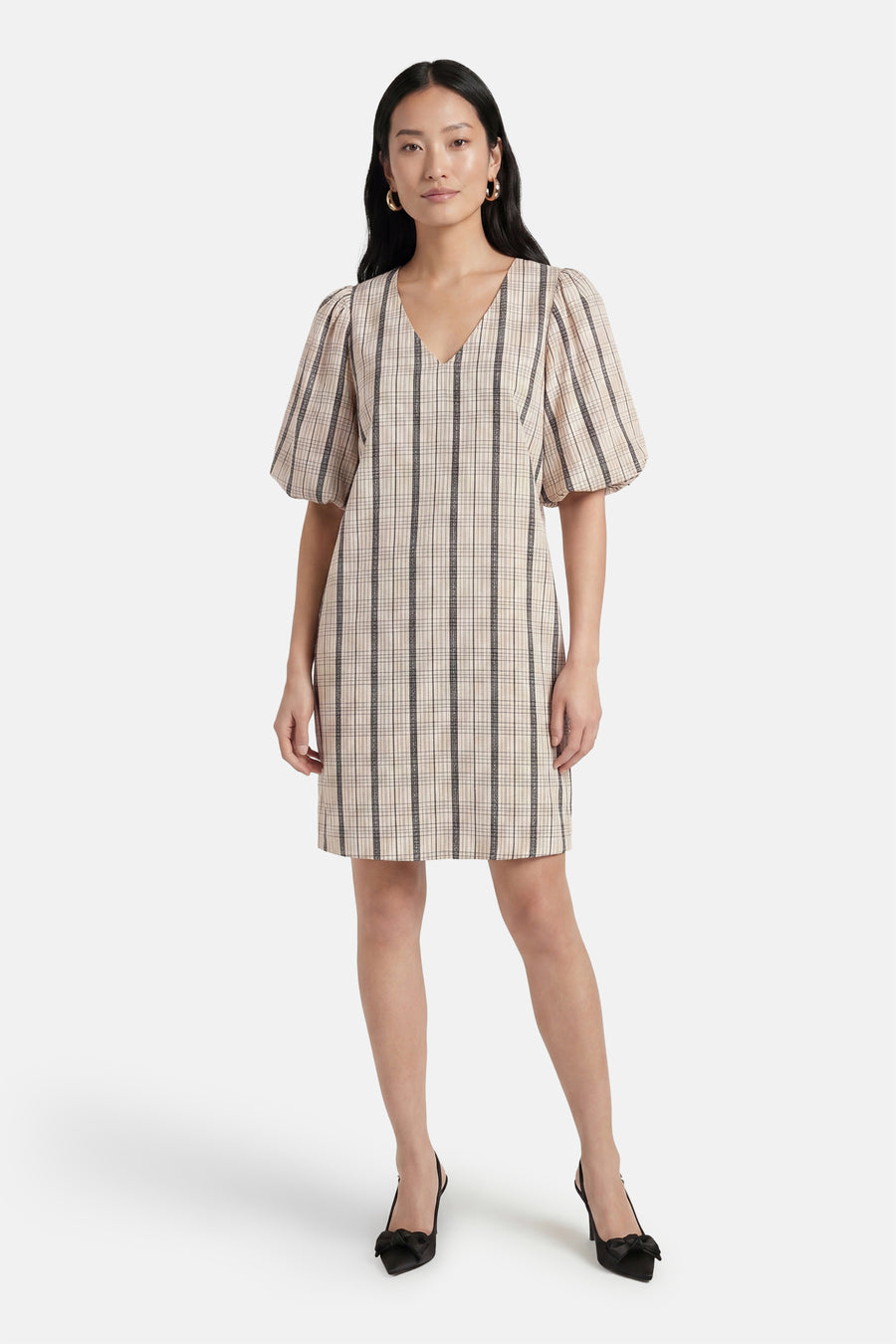 Robe courte à carreaux multicolore à manches courtes de OBJECT, avec col en V et manches bouffantes, stylisée avec des talons noirs.