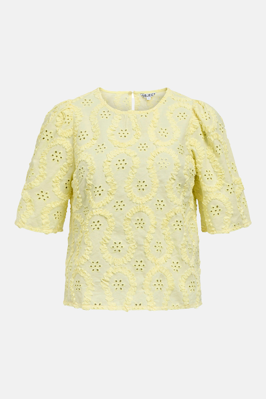 Chemisier jaune à manches courtes bouffantes de OBJECT, avec motif brodé et volants, porté avec une jupe en jean bleu foncé.