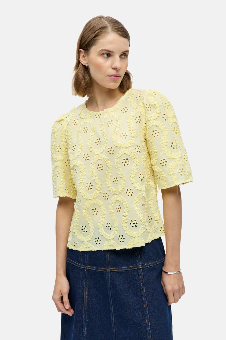 Gele blouse met korte pofmouwen van OBJECT, met broderiepatroon en ruffles, gedragen met een donkerblauwe denim rok.