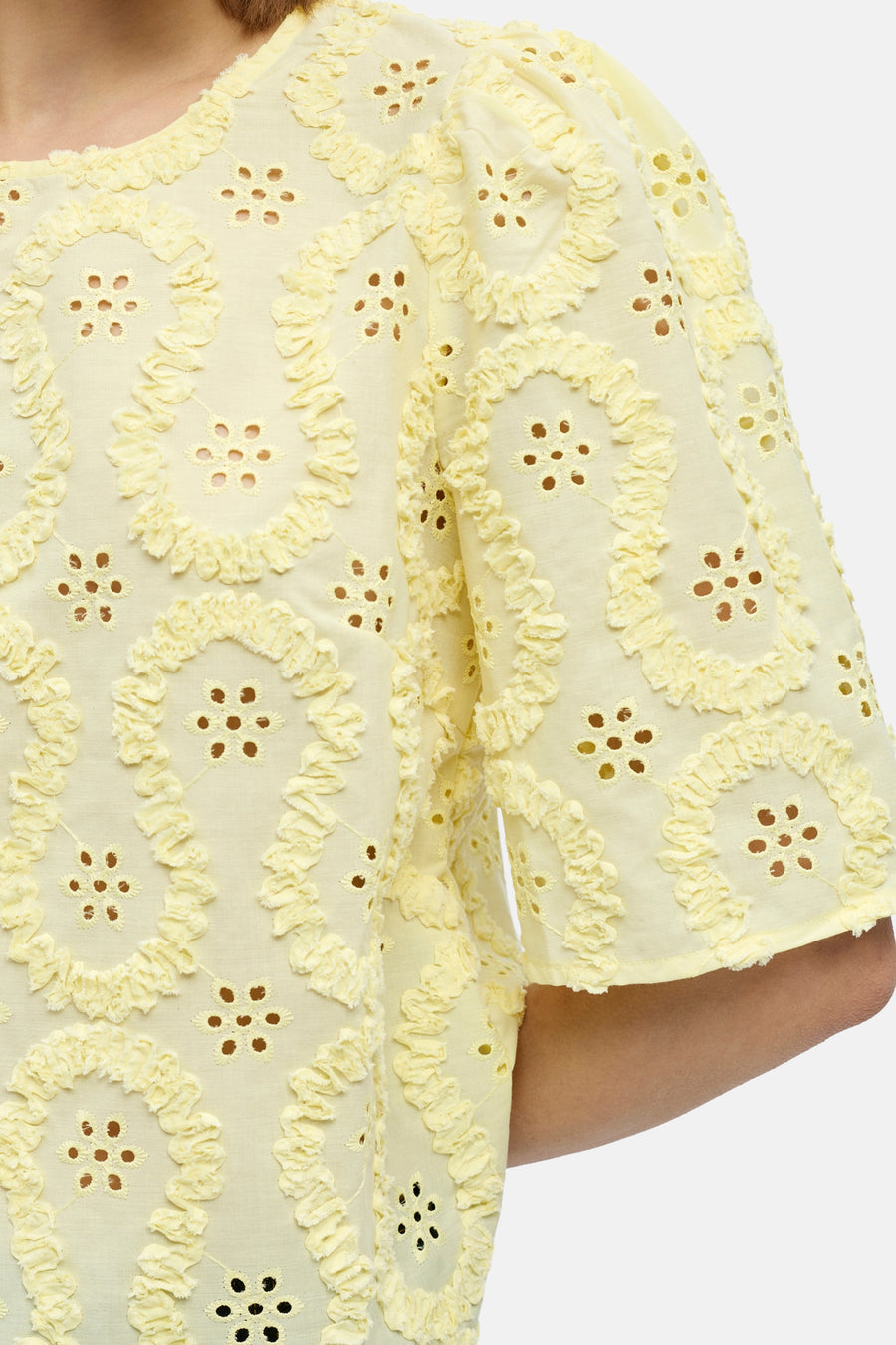 Chemisier jaune à manches courtes de OBJECT, avec broderie anglaise et motifs floraux à volants.