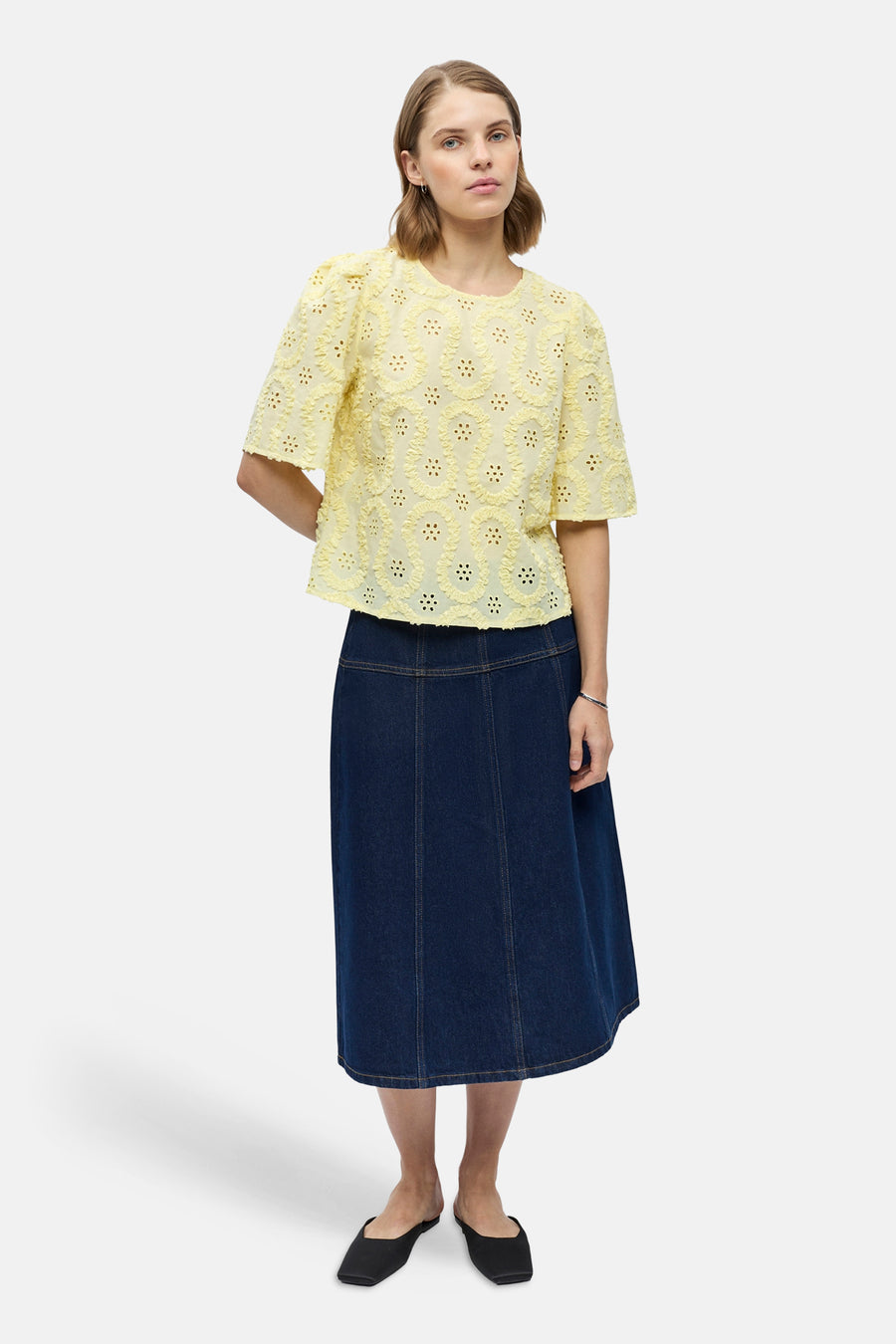 Chemisier jaune à manches courtes de OBJECT, avec motif brodé ajouré et manches bouffantes.