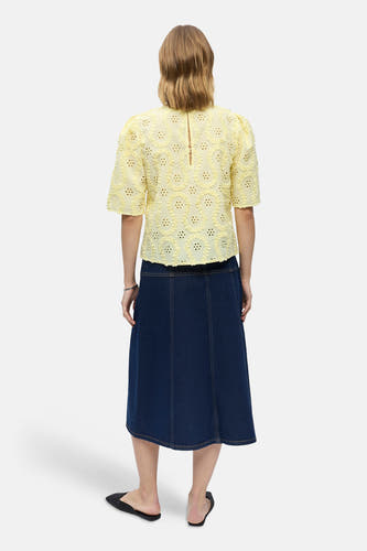 Chemisier jaune à manches courtes de OBJECT, avec motif floral perforé et volants, dos visible sur le mannequin avec jupe en jean.