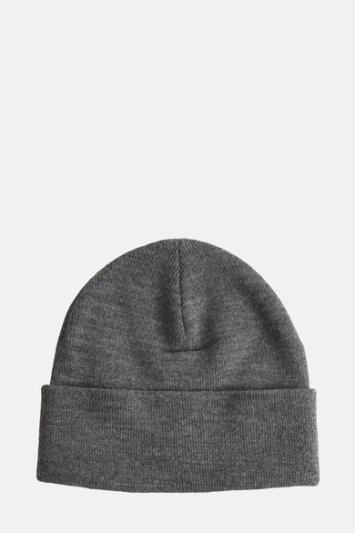 Grijze gebreide muts.
