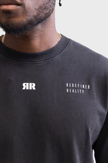 T-shirt noir à manches courtes de REDEFINED REBEL, avec une impression blanche "SIR" et "REDEFINED REALITY".