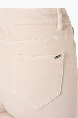 Pantalon couleur écru de Morgan De Toi, avec poche arrière et logo de marque subtil.