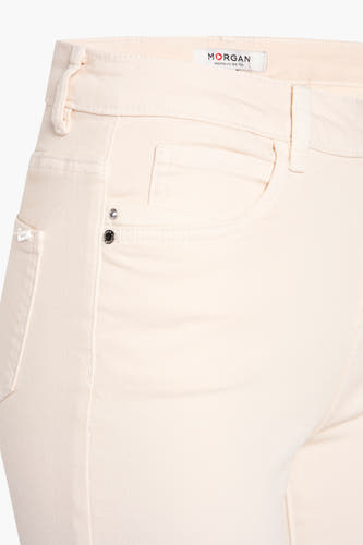 Pantalon couleur écru de Morgan De Toi, avec poche zippée et deux rivets argentés.