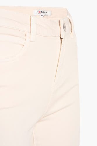 Pantalon de couleur écru de Morgan De Toi, avec une poche de pantalon et une fermeture à boutons.