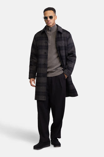 Pull de k RE REDEFINED BEL, porté sous unas uneasue avec des pantalons noirs et un chapeau de soleil.