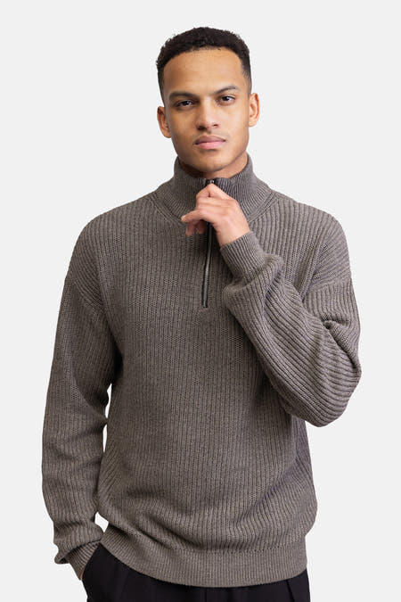 Gilet de REDEFINED REBEL, avec une texture côtelée et un col haut, vu par derrière.