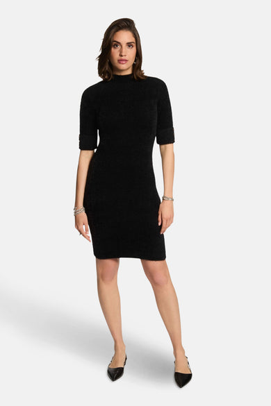 Robe noire à manches courtes de Morgan De Toi, avec un col haut et une douce texture.