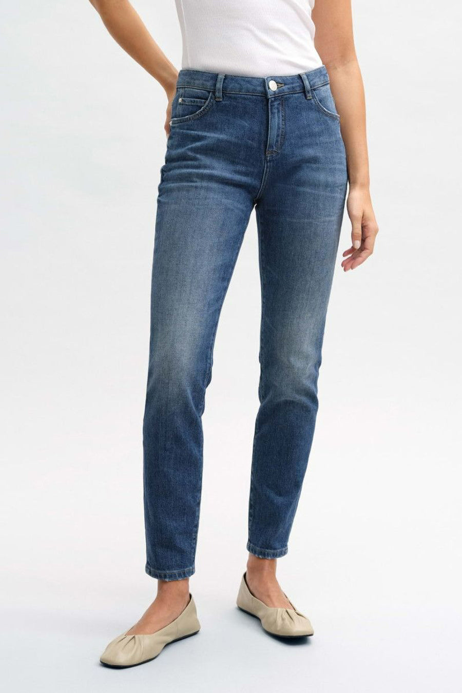 Jean slim en denim bleu marine d'OPUS, avec poche arrière et patch blanc sur la ceinture, vue arrière.