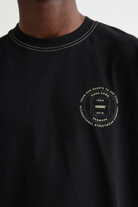 T-shirt noir de WOODBIRD, avec col rond et imprimé graphique sur la poitrine.