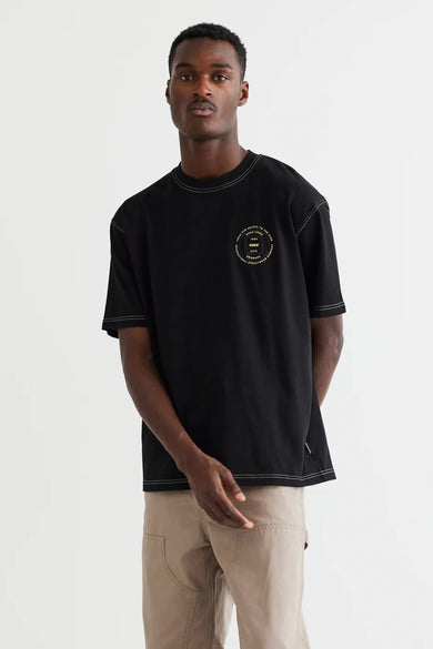 T-shirt noir à manches courtes de WOODBIRD, avec des surures blanches et une impression ronde sur la poitrine.