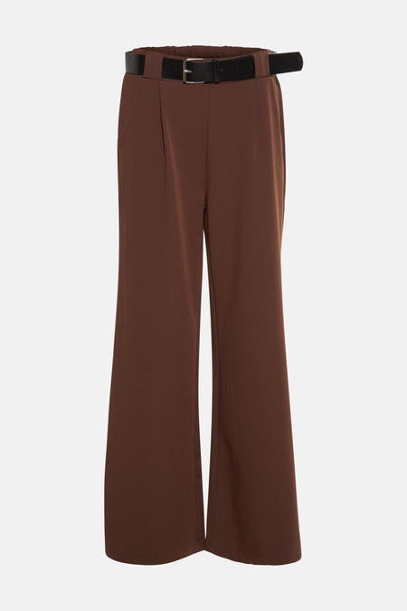 Pantalon brun de Terra di Siena avec une ceinture noire et une boucle argentée.