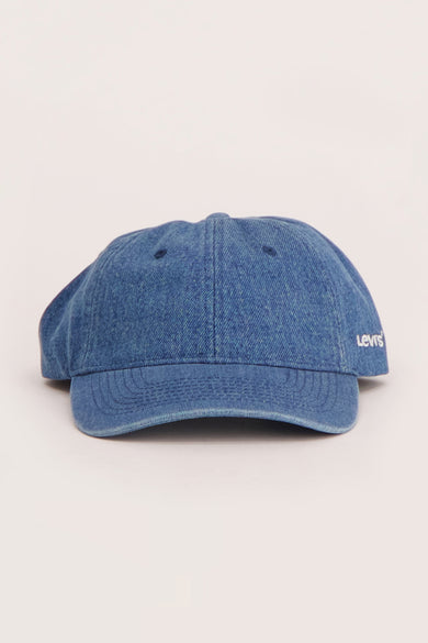 Casquette en denim bleu de Levi's® Accessories avec une bande en cuir marron et un fermoir argenté, vue de derrière.