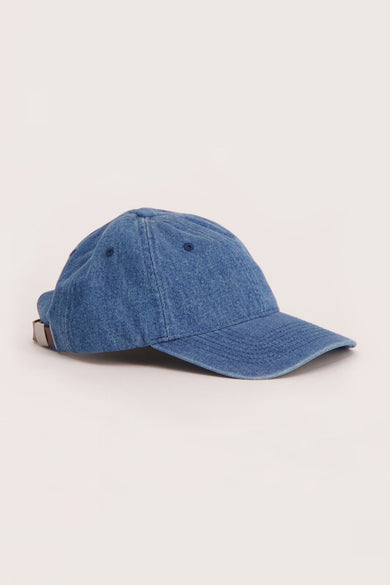 Blauwe pet van Levi's® Accessories, met een subtiele denim textuur en een verstelbare band aan de achterkant.
