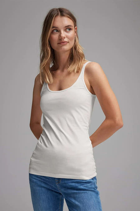 Blouse blanche avec des bandes de spaghetti d'OPUS, vue de derrière, associée à un jean.