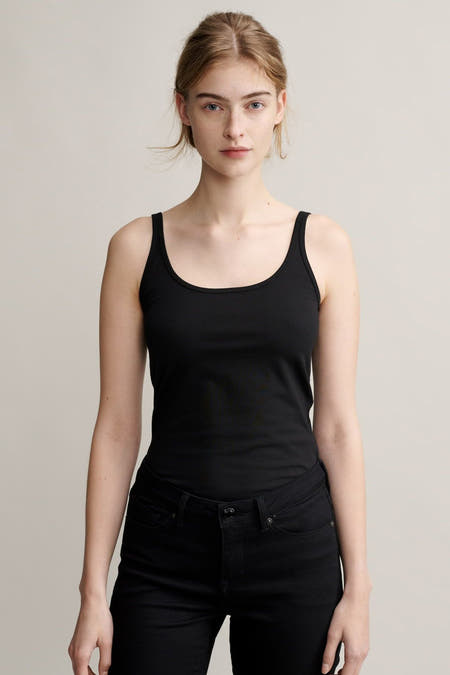Top noir à bretelles fines d'OPUS, combiné avec un jean noir.