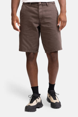 Bruine jeansshort met rechte pasvorm van REDEFINED REBEL, gedragen met wit shirt en beige sneakers, front view