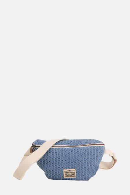 Sac à main bleu de Levi's Accessories, avec une texture tissée et une bandoulière crème.