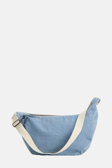 Blauw denim tas met witte riem.

