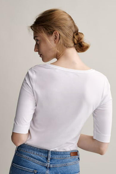 T-shirt blanc à manches courtes d'OPUS, avec un col rond et associé à un jean bleu.