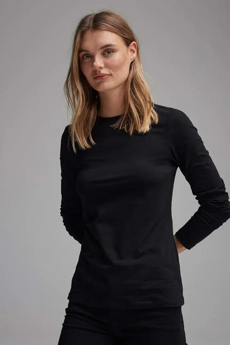 T-shirt noir à manches longues d'OPUS, porté avec un pantalon noir, en vue latérale.