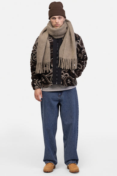 Jean décontracté de REDEFINED REBEL, avec un lavage bleu moyen et une coupe loose.