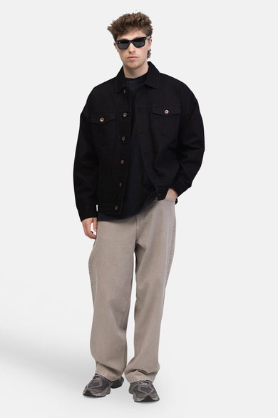 Jean denim off-white défini RE RE REBEL, avec une forme et et des baskets grisées.