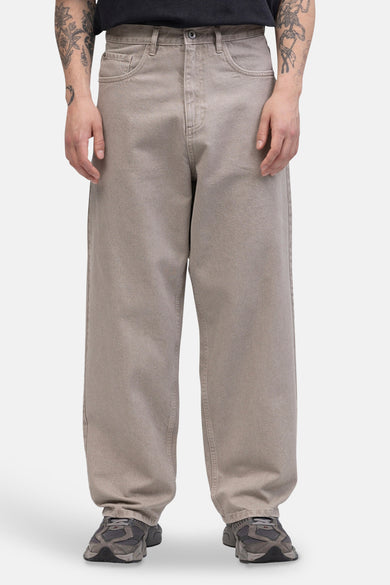 Jean denim off-white délavé de REDEFINED REBEL, avec des jambes larges et un aspect décontracté.