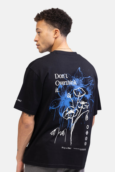 T-shirt noir à manches courtes de REDEFINED REBEL, avec un motif floral et une impression textuelle sur l'arrière.