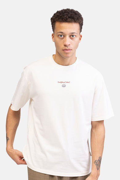 T-shirt écru à manches courtes de REDEFINED REBEL, avec un petit logo imprimé et un modèle avec une tatouage sur le bras.