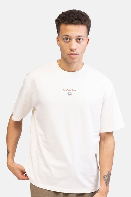 T-shirt écru à manches courtes de REDEFINED REBEL, avec un petit logo imprimé et un modèle avec une tatouage sur le bras.