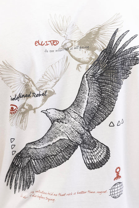 T-shirt écru à manches courtes de REDEFINED REBEL, avec une impression d'oiseau graphique et du texte en brun rouille et noir.