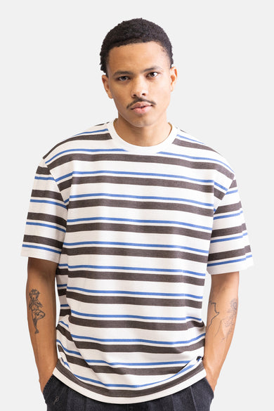 T-shirt à manches courtes multicolore de REDEFINED REBEL, avec des rayures horizontales et des tatouages sur les bras.