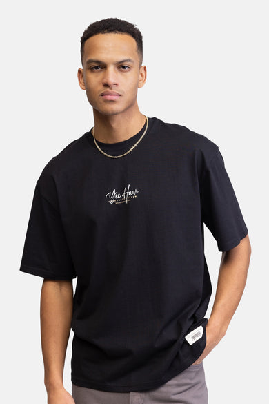 T-shirt noir à manches courtes de REDEFINED REBEL, avec une chaîne d'or et un ajustement lâche.