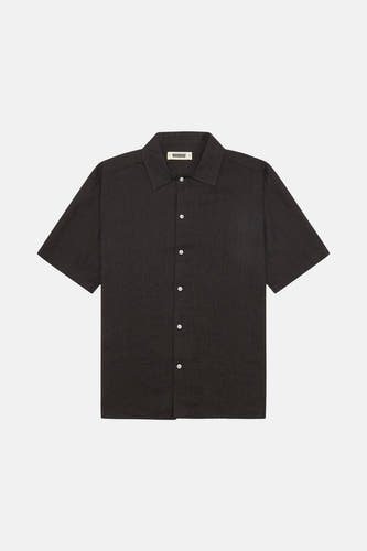 Chemise noire à manches courtes de WOODBIRD, avec un col ouvert et une fermeture à boutons.