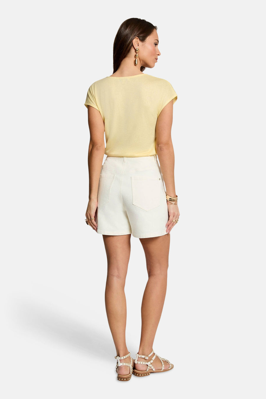 T-shirt jaune à manches courtes de Morgan De Toi, vu de dos, combiné avec un short blanc.
