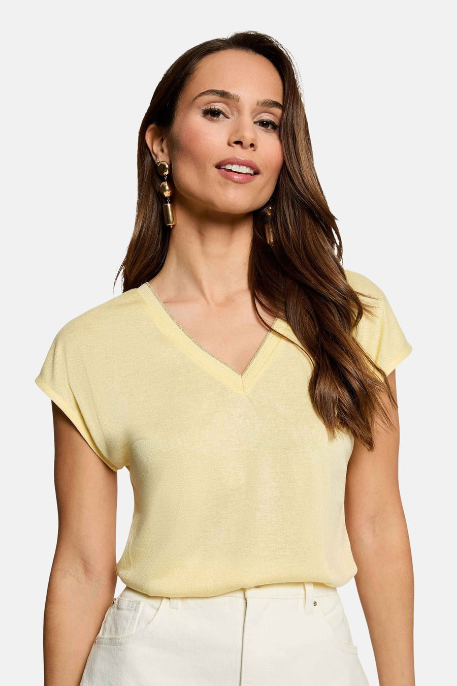 T-shirt jaune Morgan De Toi avec col en V, manches courtes et une fine bordure scintillante.