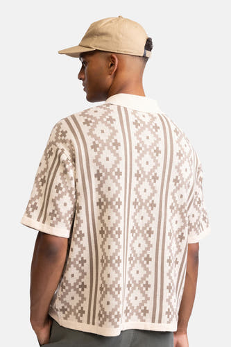 Ecru pull van REDEFINED REBEL met bruin-ecru geometrisch patroon, korte mouwen en polo kraag, rugzicht.