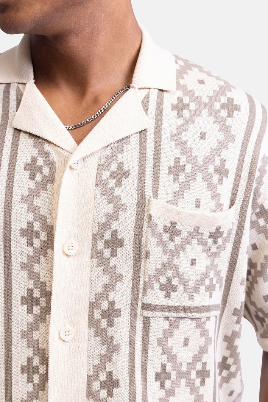 Pull en maille écru de REDEFINED REBEL avec col, fermeture boutonnée, poche poitrine et motif géométrique taupe.