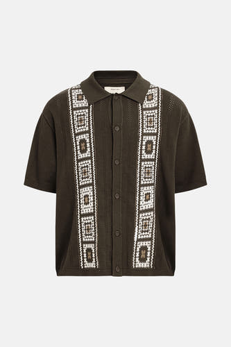 Chemise tricotée verte à manches courtes de REDEFINED REBEL, avec motifs géométriques blancs et marron et boutons.