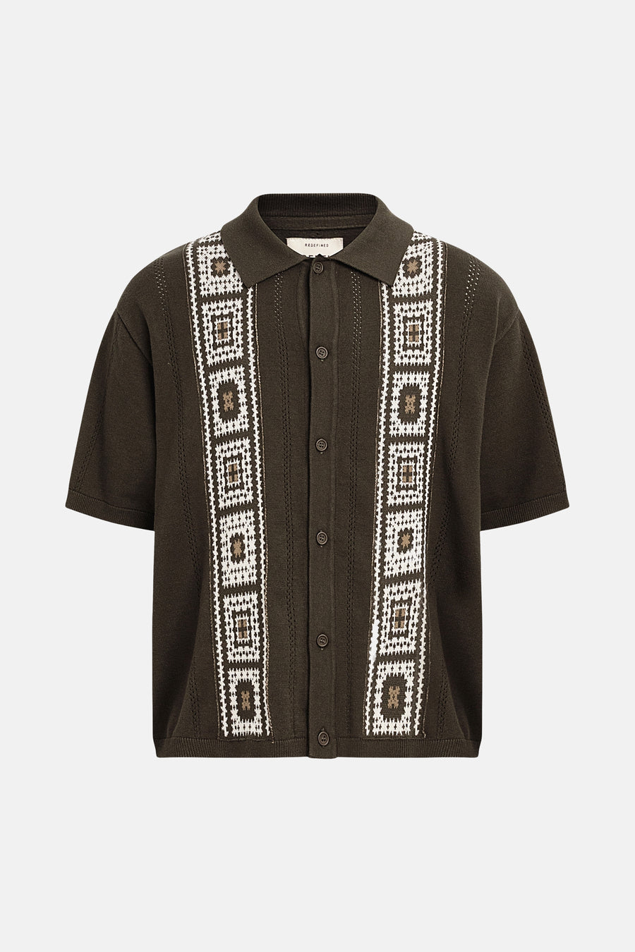 Chemise tricotée verte à manches courtes de REDEFINED REBEL, avec motifs géométriques blancs et marron et boutons.