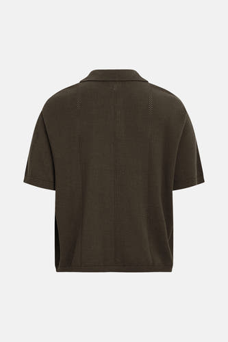 Chemise tricotée vert foncé de REDEFINED REBEL avec manches courtes, col polo et lignes perforées verticales au dos.