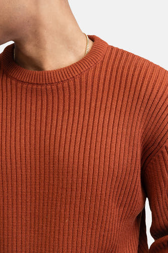 Maillot orange avec col rond de REDEFINED REBEL, avec une texture rayée et une chaîne d'or.